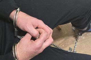 Drogowy bandyta celowo wjeżdżał wjeżdżał w ludzi na chodniku! Wcześniej wrzeszczał na pieszych
