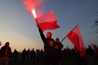 Marsz Niepodległości w Warszawie 11.11.2021. Nie brakowało prowokacji [ZAPIS RELACJI]