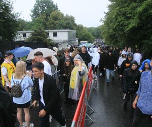 Koncert Quebonafide w Warszawie - fani pod PGE Narodowym