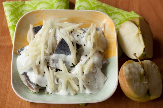 Śledzie pod jabłkowo-jogurtową pierzynką: smaczne danie na codzień i od święta