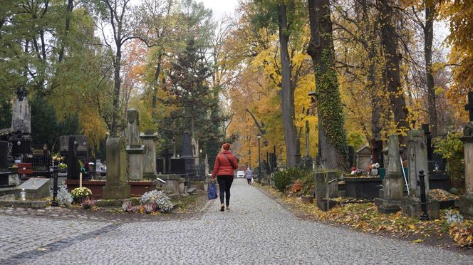 Zbliża się Dzień Wszystkich Świętych. Jak wyglądają przygotowania na najstarszym cmentarzu w Lublinie?