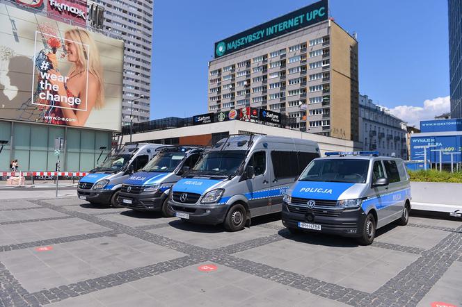 Parada Równości 2021 w Warszawie: ogromne siły policji w centrum miasta