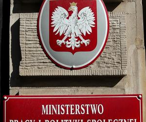 Wielka ewakuacja w centrum Warszawy. Mężczyzna z niebezpiecznymi przedmiotami wszedł do ministerstwa