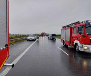 Poważny wypadek na S5 koło Leszna. Samochód uderzył w małzeństwo