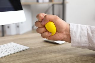 Piłeczki antystresowe i fidgety wracają do łask. Co nauka mówi o ich wpływie na stres?