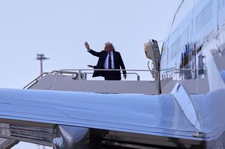 Trump wsiadł do samolotu natychmiast po pogrzebie papieża