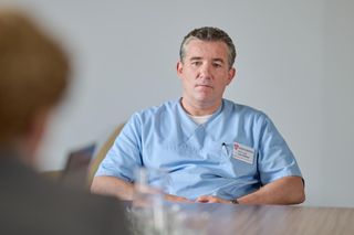 Na Wspólnej odc. 4077. Krystyna Agier (Małgorzata Knothe), Lew Nalepa (Przemysła Sadowski)