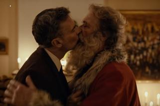 Św. Mikołaj całuje swojego chłopaka. Ta reklama poczty chwyta za serce! [WIDEO]
