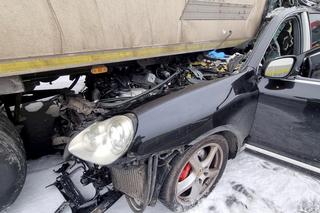Potworny wypadek na S8 pod Zduńską Wolą! Porsche wjechało pod tira