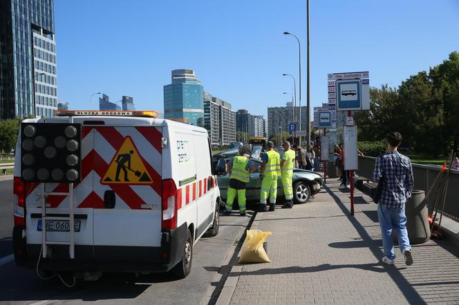 Wypadek w Alejach Jerozolimskich. Samochód uderzył w autobus. Kierowca osobówki nie żyje