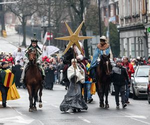 Orszak Trzech Króli w Bytomiu. Barwnemu korowodowi akompaniowała Górnicza Orkiestra Dęta