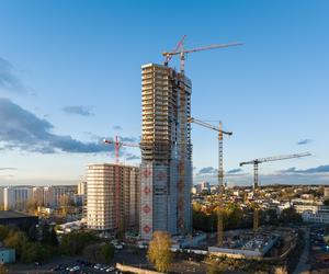 Katowice: Zawieszono wiechę na najwyższym drapaczu chmur na Śląsku. Budynek mierzy prawie 130 metrów