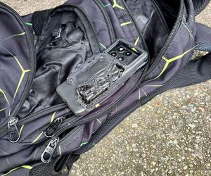 Wybuch w szkole! Telefon eksplodował w plecaku ucznia.