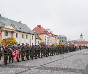 Uroczystości na rynku i biegacze na ulicach. 104. rocznica odzyskania niepodległości w Białymstoku