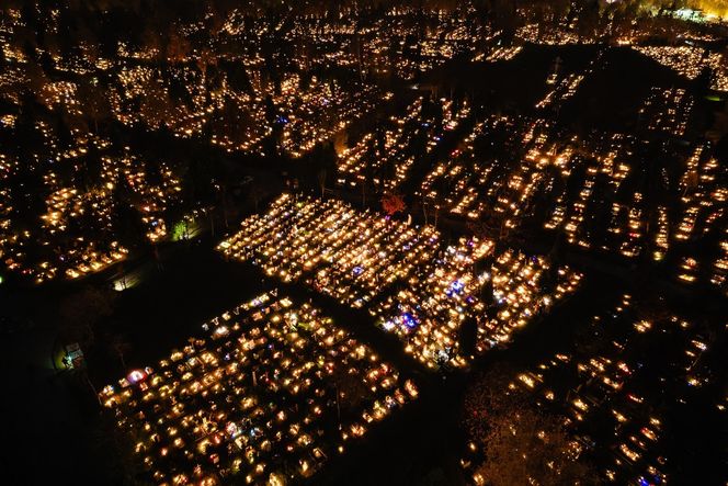 1 listopada na Cmentarzu Łostowickim w Gdańsku. Tak wygląda w dniu Wszystkich Świętych