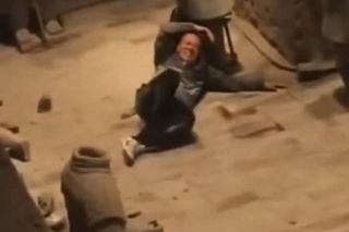 Turysta dał susa i zniszczył słynny zabytek! Szokujące nagranie