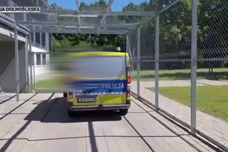 Jelenia Góra. 51-latka uciekła po uwięzieniu w pustostanie. Była wielokrotnie bita przez 40-latka.