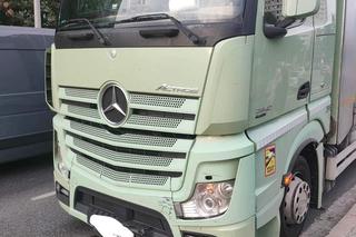 Groźne zderzenie w Krakowie. Samochód osobowy wylądował na przeciwległym pasie 