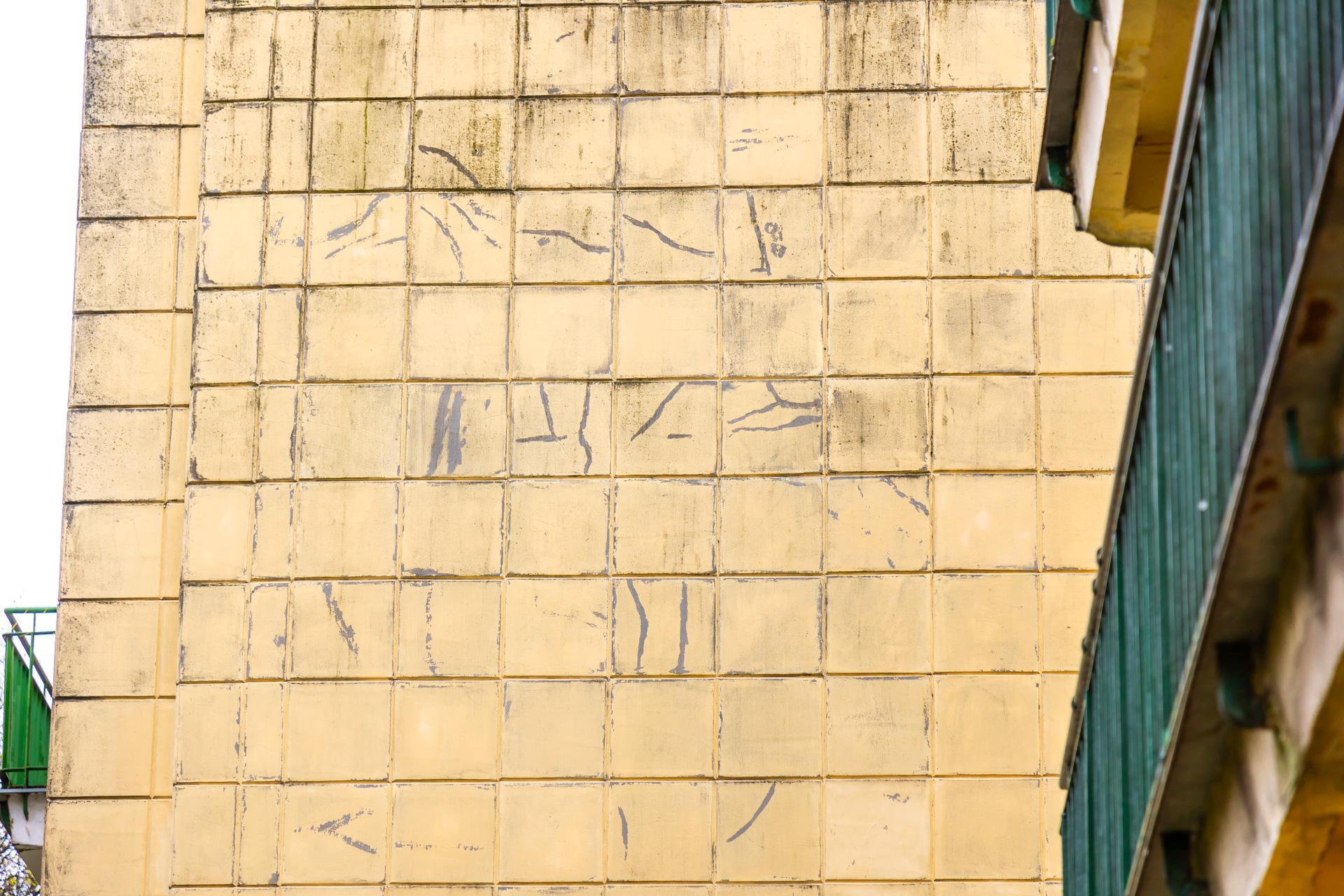 Osiedle WSM Koło II w Warszawie - zdjęcia. Pablo Picasso na ścianie i klatki schodowe typu ser