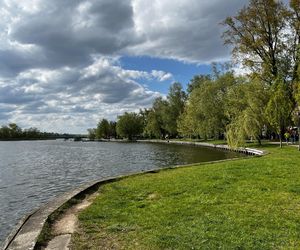   Ełk. Tłumy turystow odwiedzają to miasto. Jest największym na Mazurach