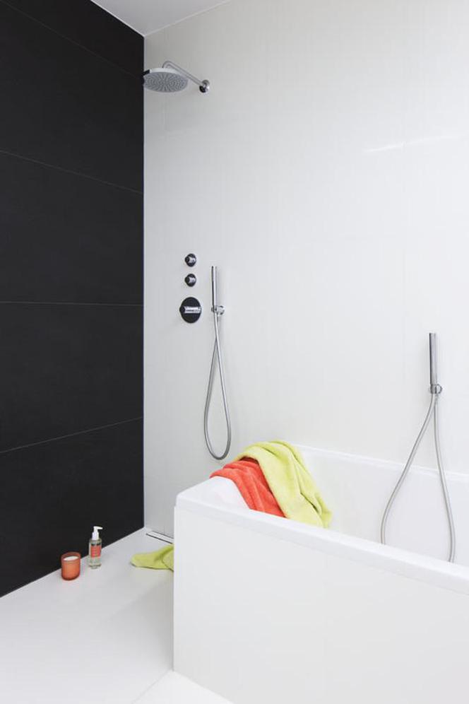 Minimalistyczna biała łazienka z wanną i prysznicem