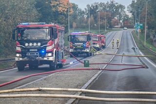 Hala produkcyjna w ogniu! Pożar hali pod Trójmiastem. Zamknięta droga i apel do mieszkańców