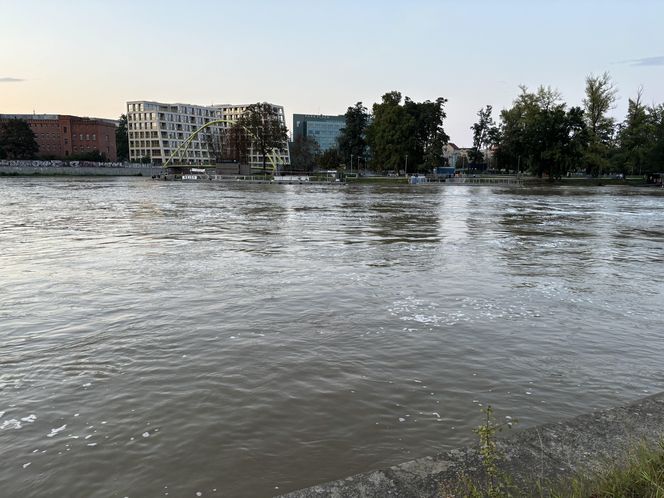 Wrocław szykuje się na powódź. W centrum wszędzie leżą worki z piaskiem