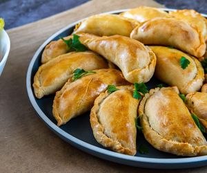 Cebulniki z mięsnym farszem. Podlaski przepis na pieczone pierogi 