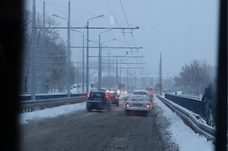 Lublin walczy ze śniegiem. Ulice są przejezdne, ale ruch odbywa się wolno