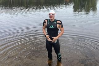 Damian płynie 100 km bez przerwy, aby pomóc Adasiowi!