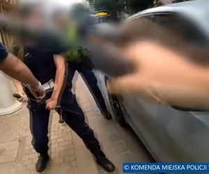 Wrocław. Policjanci rozbili szybę i siłą wyciągnęli 45-latkę z BMW. Nie chciała wysiąść [ZDJĘCIA].