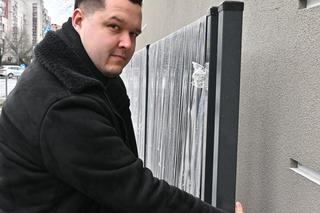 Absurd roku w Warszawie? Postawili płot tuż przy elewacji budynku. Tak musiało być 