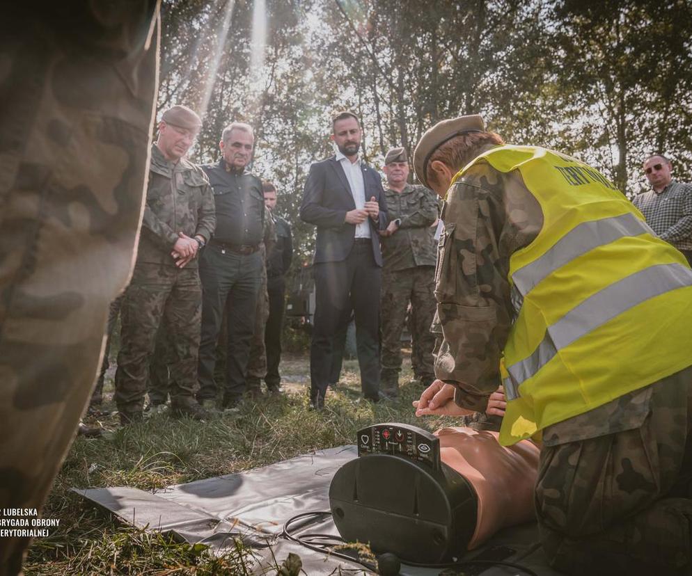 Terytorialsi, myśliwi, strażacy i policjanci poszukiwali osób zaginionych. Uczestników szkolenia odwiedził minister obrony narodowej