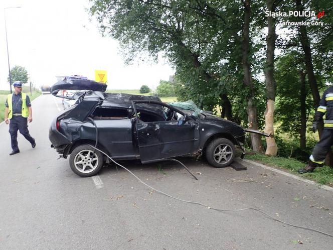 Roztrzaskane Audi A3. Dwie osoby jadące autem w ciężkim stanie