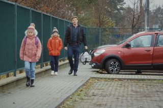 M jak miłość, odcinek 1853: Marcin (Mikołaj Roznerski), Szymek (Staś Szczypiński), Maja (Laura Jankowska)