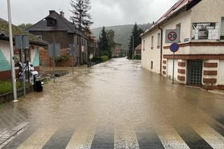 Bardo zatopione. Ulice toną, nie ma prądu, są problemy z siecią