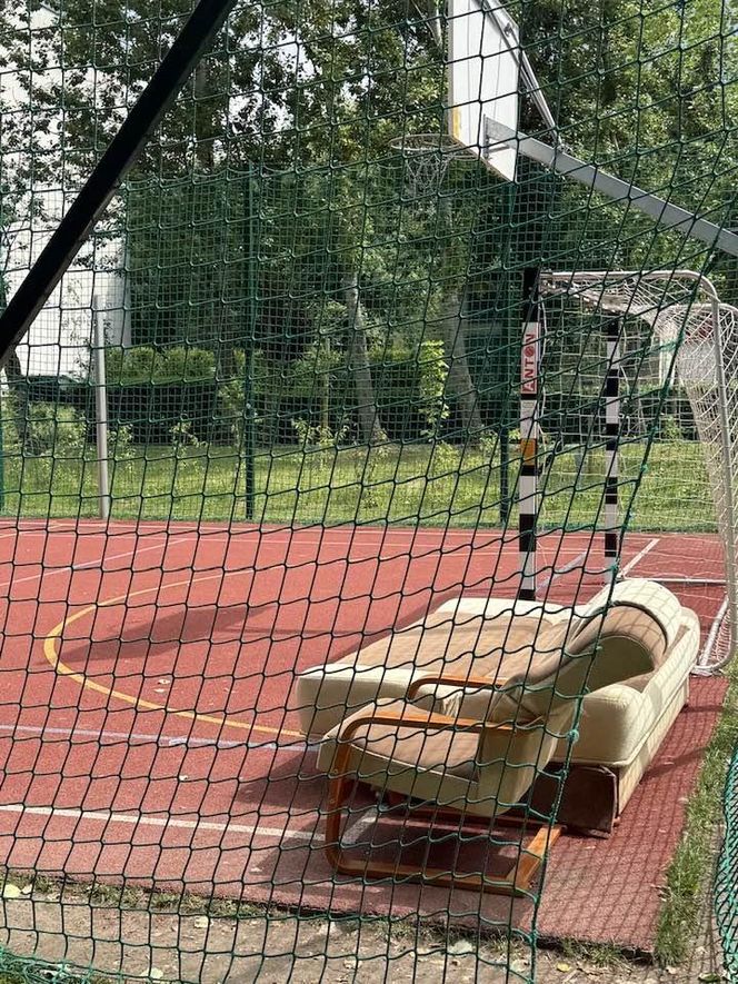 Libacje na kanapie na boisku szkolnym w Bielsku-Białej