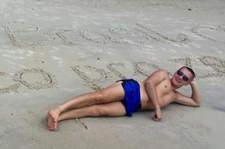 Marcin Mroczek na plaży w Brazylii