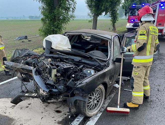 Makabryczny wypadek pod Przasnyszem! BMW z 4 osobami roztrzaskało się o drzewo [ZDJĘCIA].