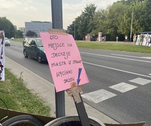 Protest mieszkańców przeciwko wycince drzew pod budowę linii tramwajowej do Mistrzejowic.