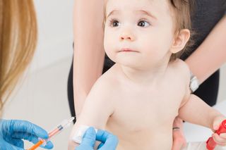 MEDYCZNE KOMPLETY: Szczepienie dzieci - czego boją się rodzice?