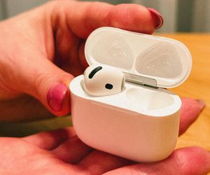 100% muzyki bez zakłóceń i szumów z otoczenia. Za co pokochałam nowe AirPods 4 z aktywną redukcją hałasu? [RECENZJA]