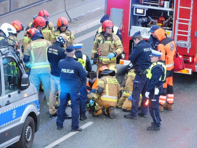 Ostatnie Pokolenie przykleiło się do jezdni na S8. Strażacy musieli skuć asfalt
