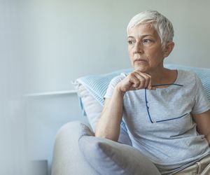Wczesne objawy Alzheimera, które łatwo zbagatelizować. Nie popełniaj tego błędu