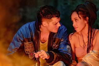 Bill Skarsgård jako Eric Draven i FKA twigs jako Shelly Webster.