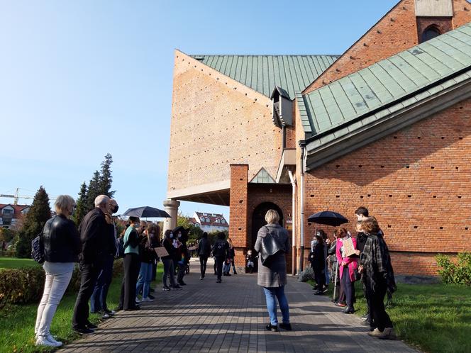 Protest pod kościołem św. Antoniego w Lesznie