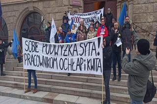 Protest urzędników pod ratuszem w Olsztynie. Dość nędzy, chcemy pieniędzy