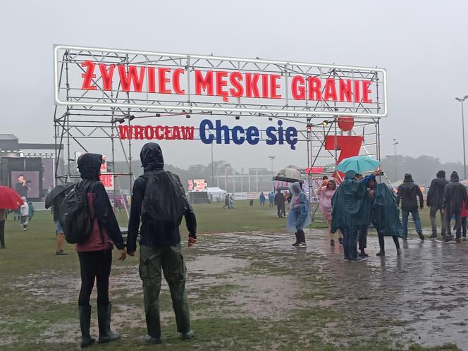 Męskie Granie 2024 we Wrocławiu. Ulewny deszcz i błoto nie przeszkadzały w dobrej zabawie. Tańczyliśmy w błocie z uśmiechem na ustach [RELACJA, ZDJĘCIA]