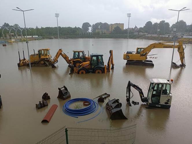 Dolnośląskie: Po sobotnich burzach zalane zostało centrum Dzierżoniowa. Od rana było kilkaset interwencji straży pożarnej. Zobacz