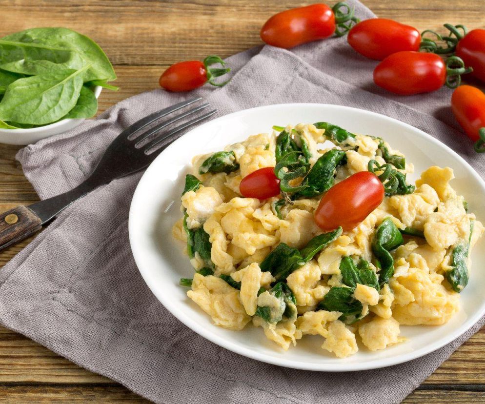 jajecznica ze szpinakiem i kurkumą